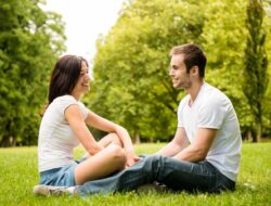 Apakah 5 Cara Nyatakan Cinta Ala Generasi 90-an ini Ketinggalan Zaman? Coba Cek!