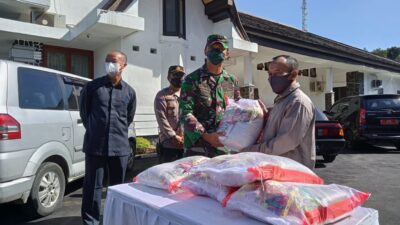 PPKM Darurat, Ratusan Paket Sembako Dibagikan Kepada Pedagang di Kota Sukabumi