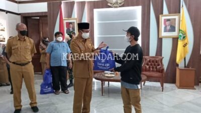 Jelang Idul Adha, Pemkot Sukabumi Bagikan Sembako ke PKL Dago, Kusir Delman dan Penarik Becak