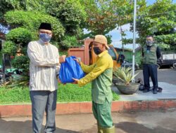 Wali Kota Sukabumi Bagikan Sembako Pada Petugas Kebersihan