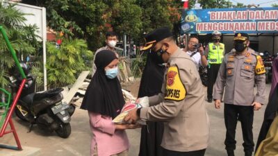 Rutin! Polres Sukabumi Bagikan Bansos Secara Langsung