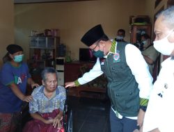 Wali Kota Motivasi Warga Isoman dan Beri Kursi Roda ke Penyandang Disabilitas