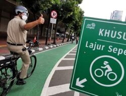 Sepedaan Bareng: Potret Kebahagiaan Warga Jakarta di Lajur Sepeda