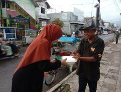 Bumikan Gerakan Filantropi, PW IPM Jawa Barat Bagikan Paket Nasi di Garut