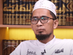 Ustadz Adi Hidayat: Jangan Berdoa Seperti Ini Saat Sujud