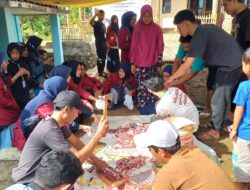 Puluhan Mahasiswa Pendidikan Agama Islam UM Bandung Berbagai Kebahagiaan Idul Adha dengan Masyarakat Cibiuk