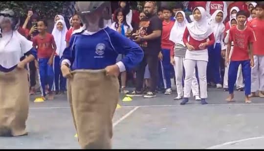 Nampak siswa begitu semangat mengikuti lomba estafet karung di SMPN 4 Bogor. Foto. ist