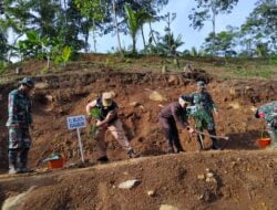 Aparat TNI dan Petugas Gabungan di Sukabumi Dikerahkan Aksi Bersih Sungai dan Tanam Pohon