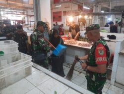 Aparat TNI dan Petugas Gabungan di Sukabumi Aksi Bersih-Bersih di Pasar Pelita