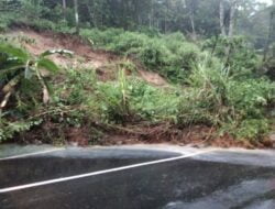 Dampak Hujan Intensitas Tinggi, Jalan Provinsi  di Nyalindung Sukabumi Tertimbun Longsor