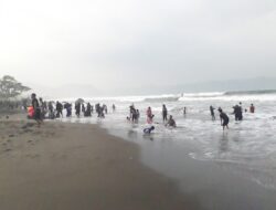 Dramatis, Empat Wisatawan Cianjur Berhasil Selamat Saat Tenggelam di Pantai Karanghawu Sukabumi
