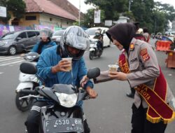 Aksi Simpatik, Polisi di Sukabumi Bagi-bagi Takjil
