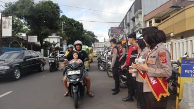 Gulirkan Batasa, Polwan di Sukabumi Bagikan Ratusan Takjil Gratis