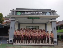 Bagi-Bagi Takjil di Bulan Puasa, Pelajar Madrasah Sukabumi Gencarkan Rantang Pramuka