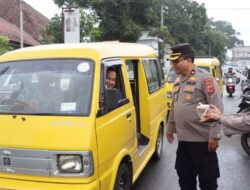 Alhamdulillah, Polisi di Sukabumi Bagi-bagi Ratusan Kantong Takjil untuk Pengguna Jalan