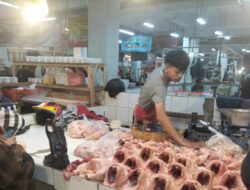 Jelang Lebaran, Harga Daging Ayam dan Cabai di Pasar Sukabumi Merangkak Naik