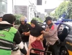 Polisi di Sukabumi Bantu Evakuasi Ibu Hamil yang Mau Melahirkan ke Rumah Sakit