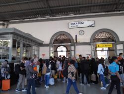 Geliat Pemudik Padati Stasiun Sukabumi di H-3 Lebaran