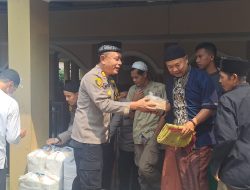 Aksi Jumat Berbagi Polisi, Bagikan Nasi Kotak ke Warga di Citamiang Sukabumi