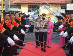 Tradisi Pedang Pora dan Seni Sunda Sambut Kapolres Sukabumi Kota yang Baru AKBP Rita Suwadi