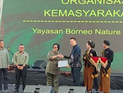 Menteri Lingkungan Hidup dan Kehutanan memberikan Penghargaan Kepada Taman Safari Prigen