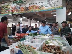 Jelang Natal dan Tahun Baru, Pj Wali Kota Sukabumi Pantau Stok dan Harga Sembako di Pasaran
