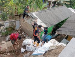 Awal Puasa, Petugas BPBD Kota Sukabumi Evakuasi Bencana Tembok Roboh di Sukakarya