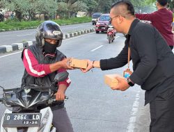 Ramadan Penuh Berkah, UM Bandung Salurkan Takjil untuk Ojol dan Sopir Angkot