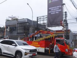 Tak Berizin, Bilboard dan Reklame di Sukabumi Ditertibkan