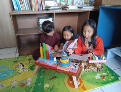 Tanamkan Literasi Sejak Dini, Perpustakaan Kelurahan Tipar Sukabumi Hadirkan Sarana Baca Buku Sambil Bermain
