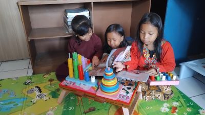 Tanamkan Literasi Sejak Dini, Perpustakaan Kelurahan Tipar Sukabumi Hadirkan Sarana Baca Buku Sambil Bermain