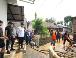 Tinjau Lokasi Banjir Limpasan, Wakil Wali Kota Sukabumi Tekankan Pentingnya Pengelolaan Sampah