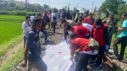 Petugas PMI Evakuasi Korban Tertabrak Kereta KA Pangrango di Cicantayan Sukabumi
