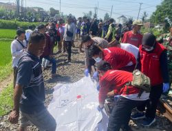Petugas PMI Evakuasi Korban Tertabrak Kereta KA Pangrango di Cicantayan Sukabumi