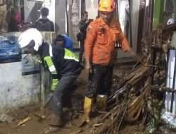Banjir Limpasan Akibat Selokan Tersumbat Sampah, Sebabkan 18 Rumah Warga di Karangtengah Sukabumi Terdampak