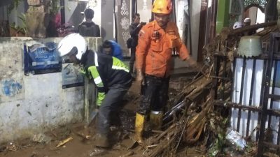 Banjir Limpasan Akibat Selokan Tersumbat Sampah, Sebabkan 18 Rumah Warga di Karangtengah Sukabumi Terdampak