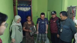Dinsos Bantu Warga Tipar Sukabumi yang Sakit Tongkat Kayu dan Arahkan Anaknya Ikut Pelatihan