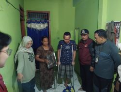 Dinsos Bantu Warga Tipar Sukabumi yang Sakit Tongkat Kayu dan Arahkan Anaknya Ikut Pelatihan