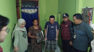 Dinsos Bantu Warga Tipar Sukabumi yang Sakit Tongkat Kayu dan Arahkan Anaknya Ikut Pelatihan