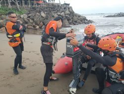 Tim SAR Dikerahkan Cari Wisatawan Asal Jakarta yang Tenggelam di Pantai Selatan Sukabumi