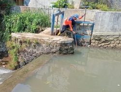 Antisipasi Banjir, BPBD Kota Sukabumi Rutin Bersihkan Sampah di Aliran Sungai