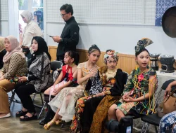 Hari Batik Nasional di Sukabumi, Anak SD Hingga SMA Ikuti Fashion Show Batik