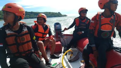 Tim SAR Gabungan Cari Dua Orang Pemancing yang Tenggelam di Pantai Cikeueus Sukabumi