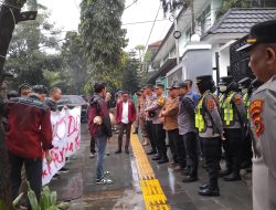 Meski Diguyur Hujan, Ketua DPRD Kota Sukabumi Terjun Langsung Temui Aksi Mahasiswa Himakum