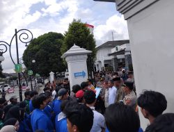 Puluhan Mahasiswa Geruduk Balai Kota Sukabumi, Protes Drainase Buruk Pemicu Banjir