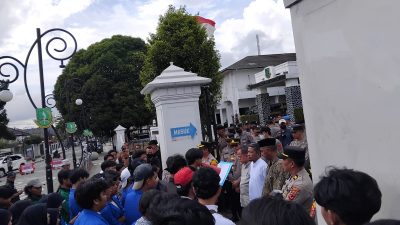 Puluhan Mahasiswa Geruduk Balai Kota Sukabumi, Protes Drainase Buruk Pemicu Banjir