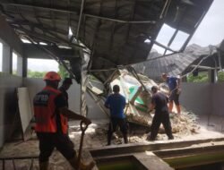 Kubah dan Atap Masjid Pesantren Jamiatul Quro Sukabumi Ambruk Diterjang Angin Kencang