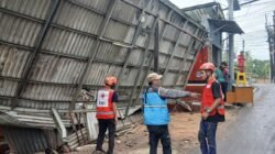 Cuaca Ekstrem Picu Ambruknya Bangunan dan Pangkalan Ojek di Warudoyong