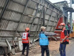 Cuaca Ekstrem Picu Ambruknya Bangunan dan Pangkalan Ojek di Warudoyong