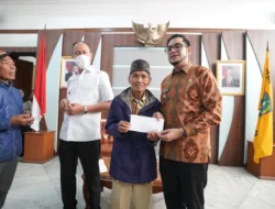 Jelang Lebaran, Seratus Penarik Becak dan Kusir Delman di Sukabumi Peroleh Kadeudeuh dari Pemkot